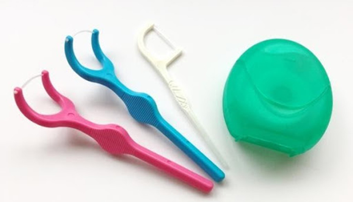 デンタルフロス（糸のみと柄付きの数種類）の写真