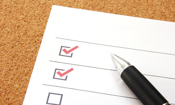 チェックリストにチェックを付けている用紙の写真