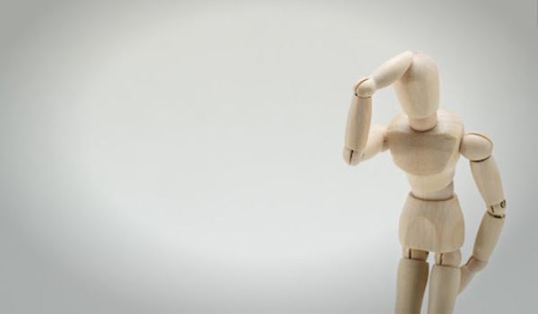 頭を抱える人形