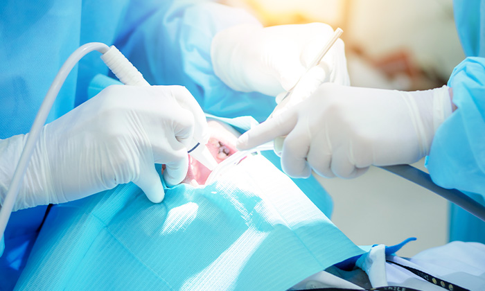 歯科医院で治療を行っている風景