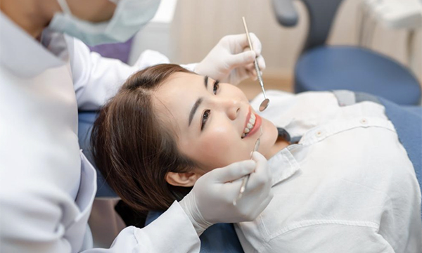 歯科医院で口腔内チェックを受けている様子