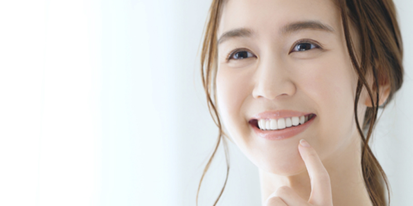 口元に手を当て、真っ白で綺麗な歯を見せながら微笑む女性