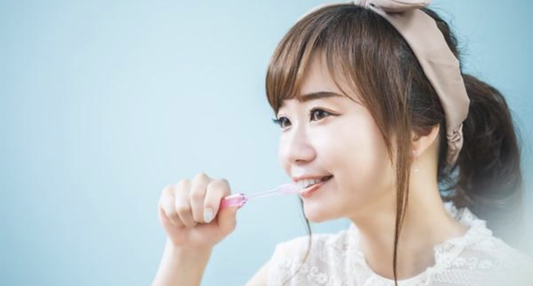 歯を真剣に磨く女性