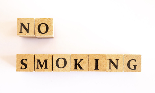 NO SMOKINGと書かれた木のブロック