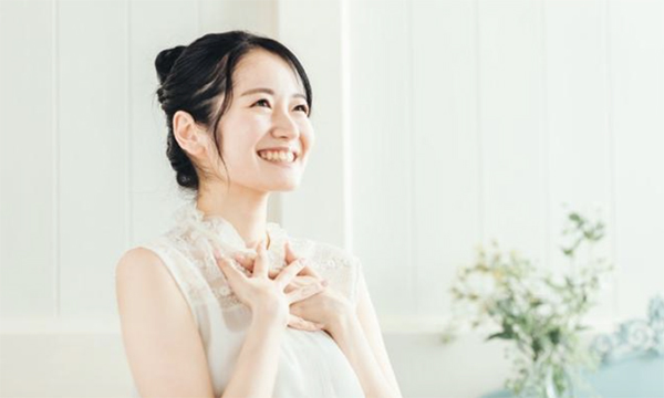 胸に手を当て、安心する様子の女性