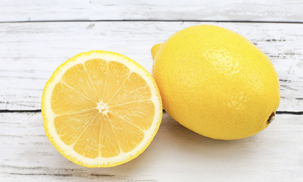 輪切りと丸ごと一個のレモンの写真