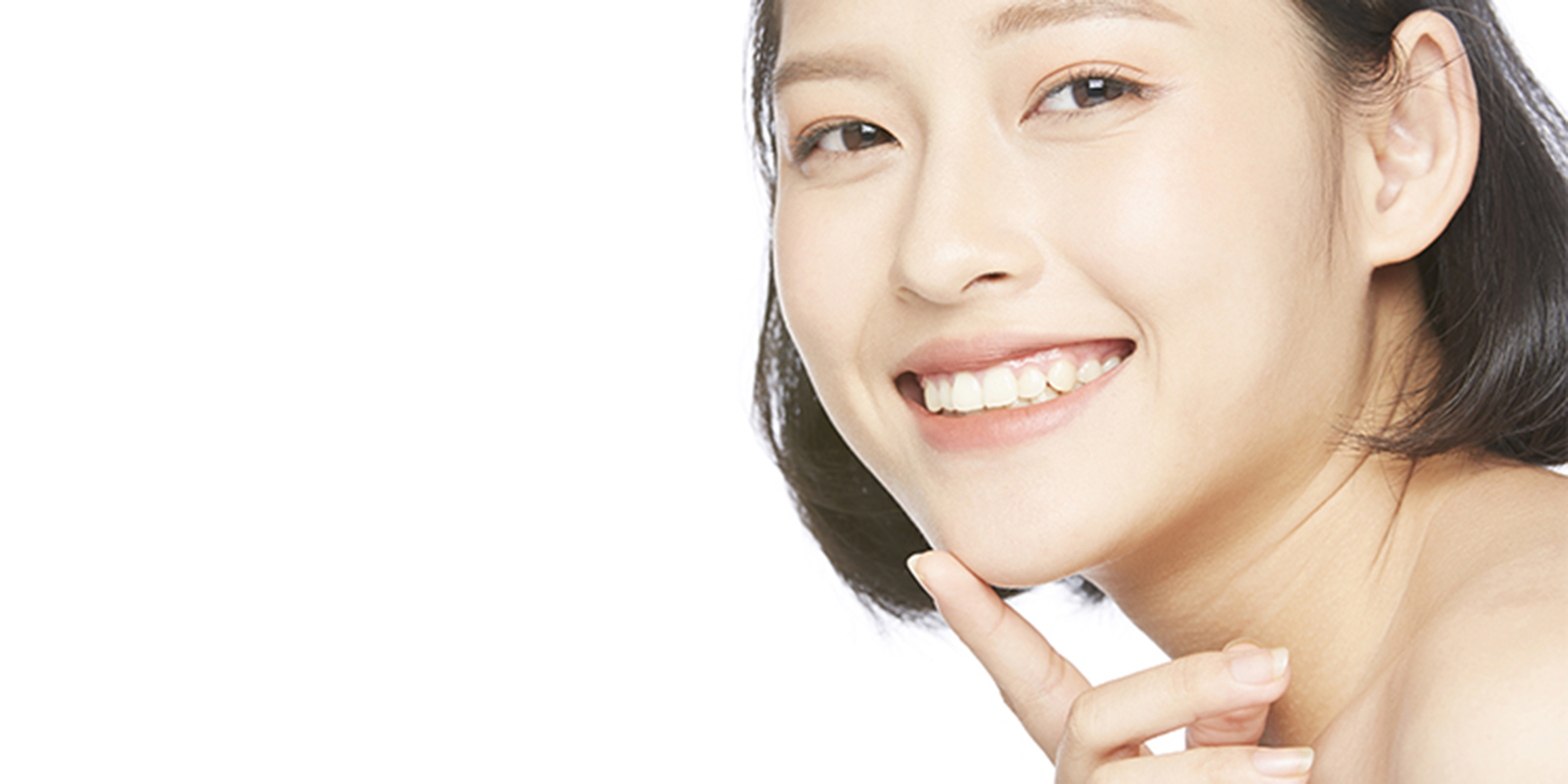 顎に指を当て微笑む女性