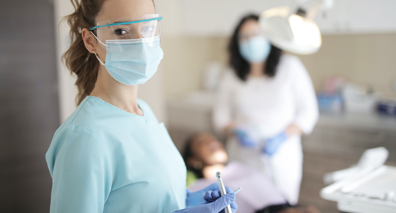 歯科医院で治療を行う女性歯科医師