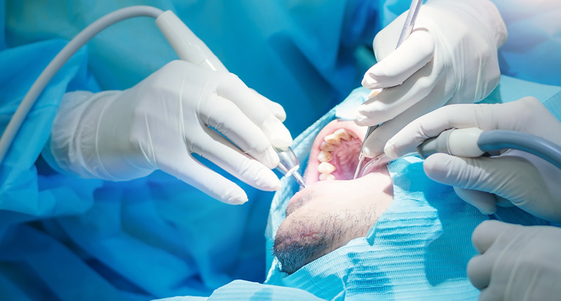 歯科医院で治療を行っている風景