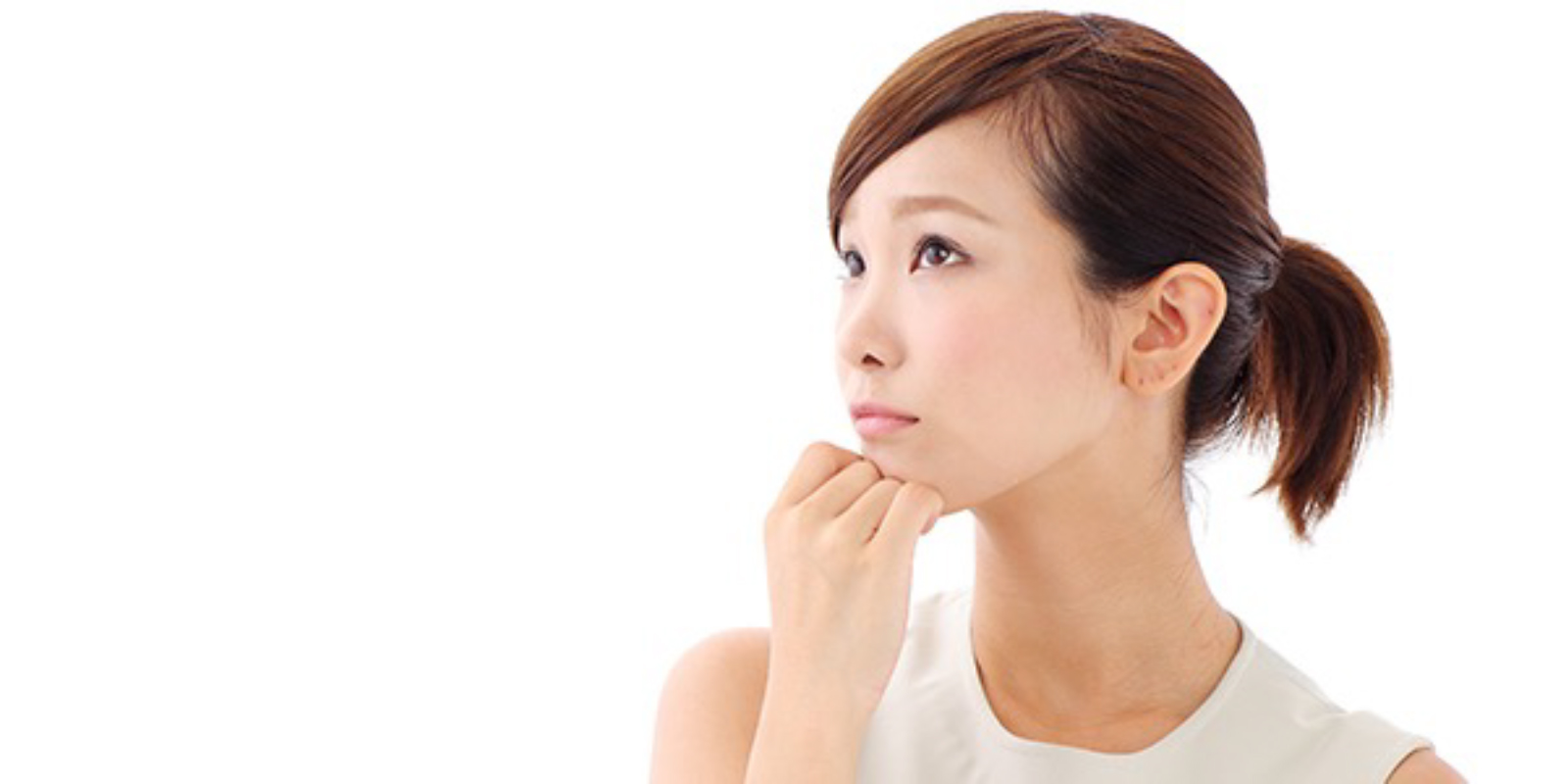 顎に手を当て考える女性