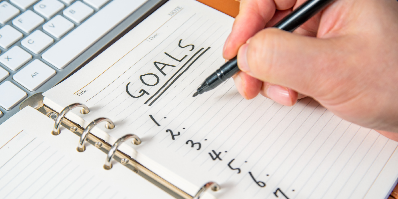 ノートにGOALSと数字を書いた写真