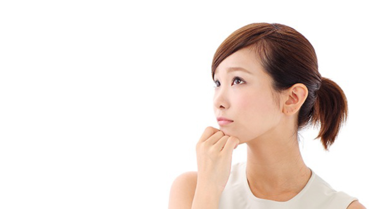 顎に手を当て考える女性