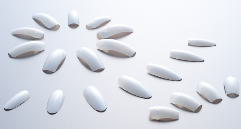 白い付け爪の写真