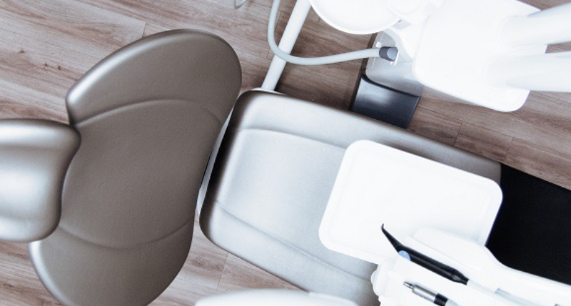 歯科用治療ユニットを上から撮影した写真