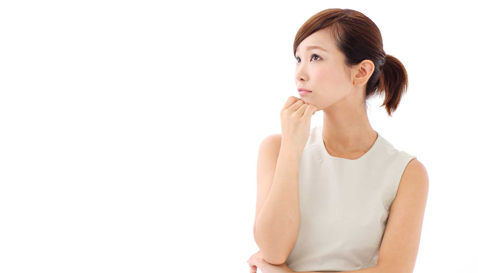 顎に手を当て考える女性