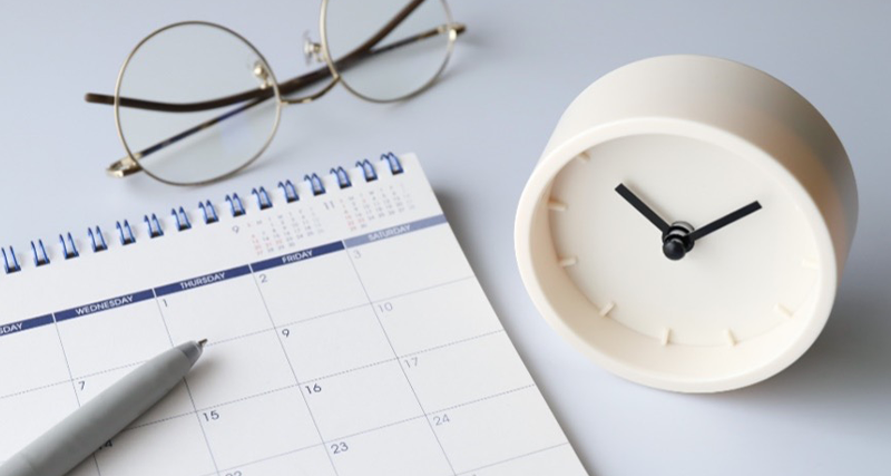 カレンダーと時計、眼鏡の写真