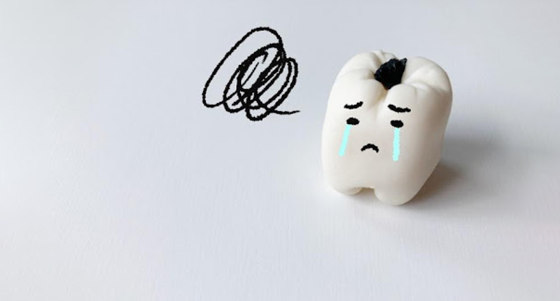 虫歯になり泣いている歯のキャラクター