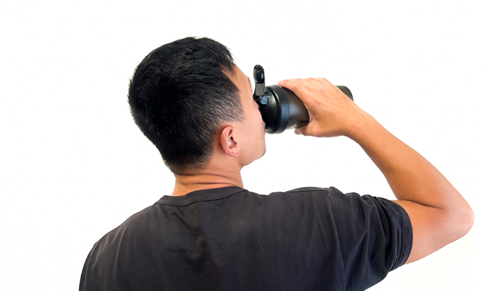 水分補給をする男性の後ろ姿