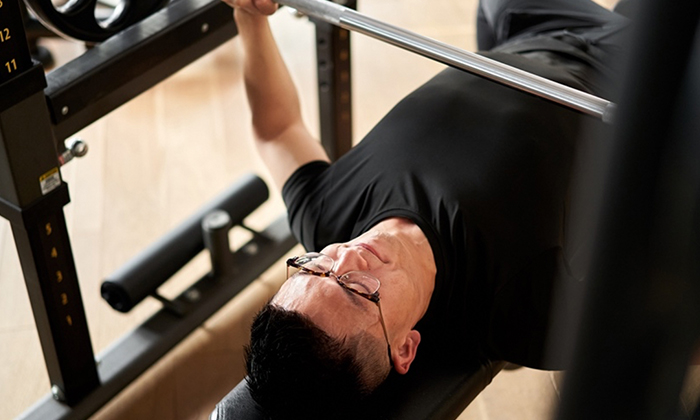 ベンチプレスをする男性