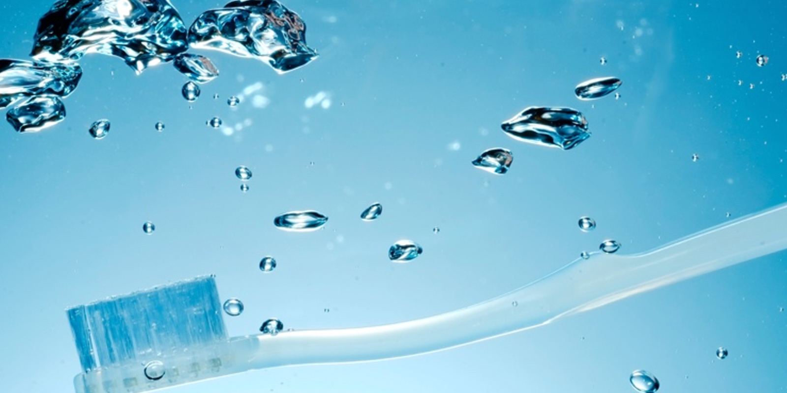 綺麗な水中に沈む歯ブラシ