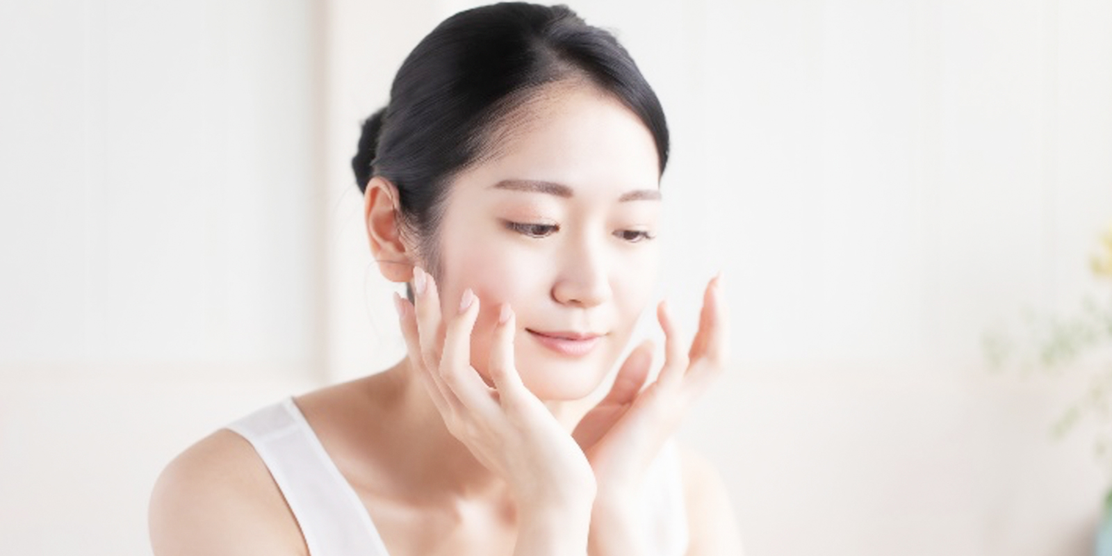 頬に手を当て考える女性