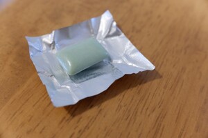 包み紙の上に置かれたガム