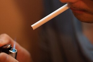 タバコに火を付ける瞬間の写真